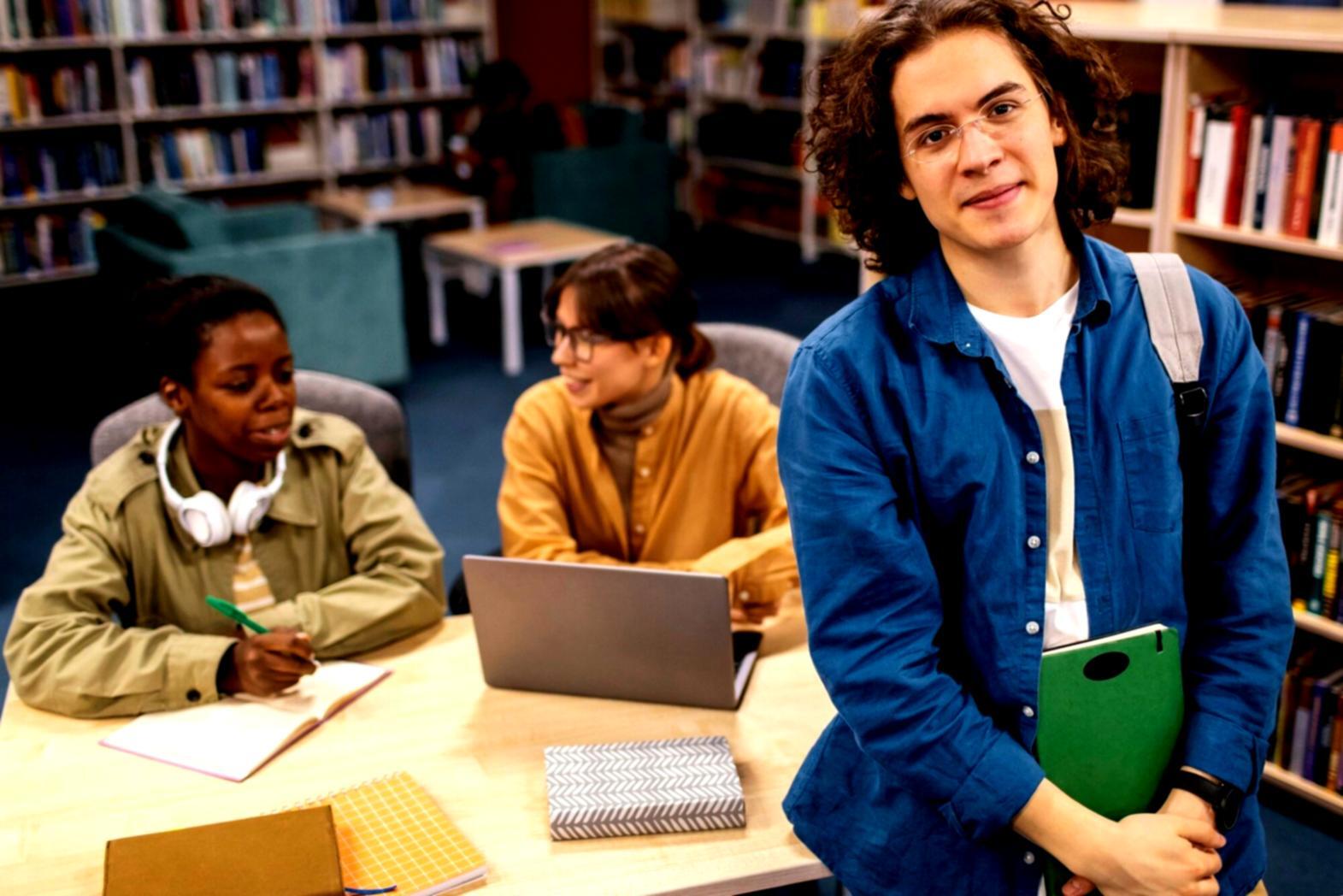 Persona che riflette durante un percorso di crescita personale